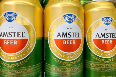 Kyiv, Ukrayna 28.07.2023: - Amstel bira markası süpermarkette raflara konmuş teneke kutularda. Alkol bölümünde bir sürü bira şişesi var..