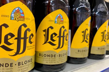 Kyiv, Ukrayna 28.07.2023: - Leffe bira markası süpermarkette raflarda plastik şişelerin içinde duruyor. Alkol bölümünde bir sürü bira şişesi var..