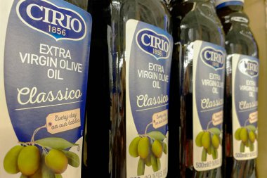 Kyiv, Ukrayna 28.07.2023: Cirio Cucina klasik zeytinyağı süpermarketteki cam şişelerde satılık. Markette vitrin. Kapat..