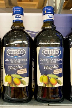 Kyiv, Ukrayna 28.07.2023: Cirio Cucina klasik zeytinyağı süpermarketteki cam şişelerde satılık. Markette vitrin. Kapat..