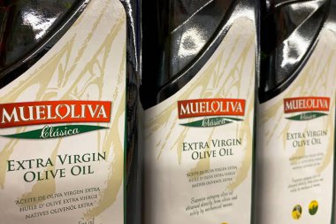 Kyiv, Ukrayna 28.07.2023: Süpermarkette rafta satılık cam şişelerde bulunan Mueloliva zeytinyağı. Markette vitrin. Kapat..