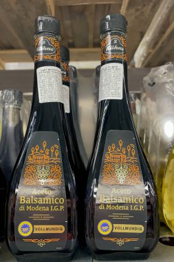 Kyiv, Ukrayna 28.07.2023: - Aceto balsamico di Modena balsamic sirke Süpermarkette rafta satılık cam şişelerde. Markette vitrin. Kapat..