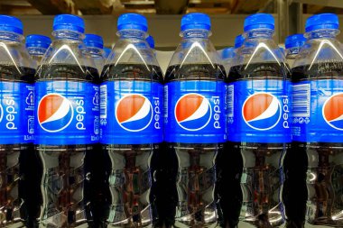 Kyiv, Ukrayna 28.07.2023: Pepsi süpermarkette satışta sergilenen plastik şişelerde içiyor. Alışveriş merkezinin bakkal bölümünde içeceklerle raflar. Kapat..