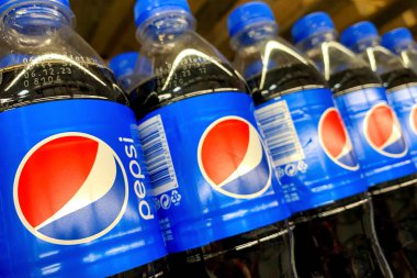 Kyiv, Ukrayna 28.07.2023: Pepsi süpermarkette satışta sergilenen plastik şişelerde içiyor. Alışveriş merkezinin bakkal bölümünde içeceklerle raflar. Kapat..