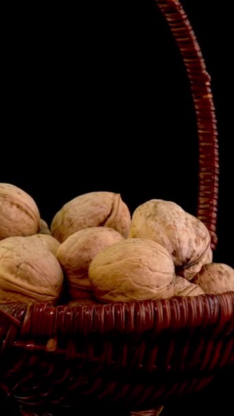Mnoho Celých Vlašských Ořechů Slupce Proutěném Koši Jako Příklad Zdravé — Stock video