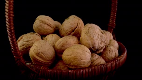 许多完整的核桃果皮在柳条篮作为健康饮食的例子 素食主义者和素食主义者的健康食品概念 — 图库视频影像