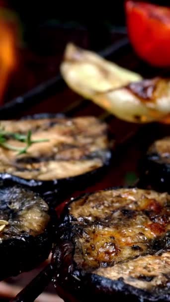 Grilled Eggplant Rings Preparing Barbecue Grill Charcoal Flame Tongue Fried — Stock Video