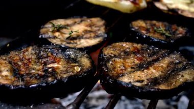 Izgara patlıcan halkaları mangal mangalında mangal kömürü ve alev diliyle hazırlanıyor. Kızarmış patatesler vejetaryen ve vejetaryen sağlıklı Akdeniz yemekleri. Kapat..
