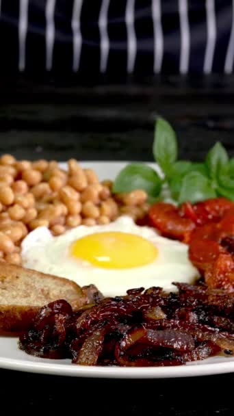 Chef Filatura Vegetariana Colazione Inglese Sul Tavolo Mostrare Gli Ingredienti — Video Stock