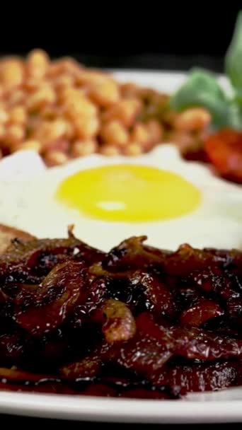 Geleneksel Ngiliz Kahvaltısı Vejetaryen Için Kızarmış Yumurta Domates Fasulye Sağlıklı — Stok video