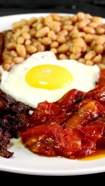 Παραδοσιακό Αγγλικό Πρωινό Για Χορτοφάγους Τηγανητά Αυγά Ντομάτα Φασόλια Υγιές — Αρχείο Βίντεο