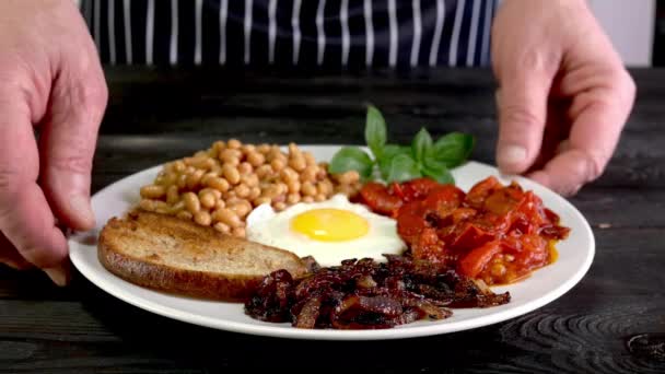 主厨旋转素食英语早餐桌上展示配料 健康的蛋白质素食早餐在家庭厨房里烹调 有选择的重点 — 图库视频影像