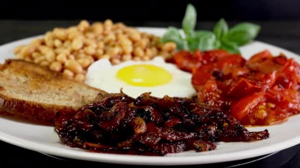 Традиционный Английский Завтрак Вегетарианцев Жареными Яйцами Помидорами Бобами Здоровый Белковый — стоковое видео