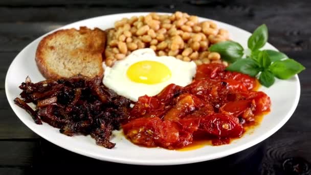 Tradiční Anglická Snídaně Pro Vegetariány Smaženými Vejci Rajčaty Fazolemi Zdravá — Stock video