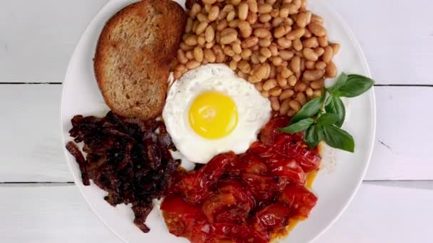 Café Manhã Inglês Tradicional Para Vegetariano Com Ovos Fritos Tomate — Vídeo de Stock