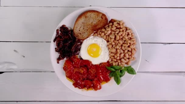 Традиционный Английский Завтрак Вегетарианцев Жареными Яйцами Помидорами Бобами Здоровый Белковый — стоковое видео