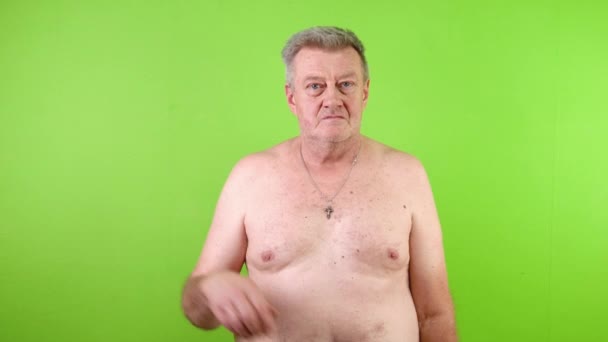 裸のトルソ男と成熟したオンラインビデオ通話にカメラに手を振ります 通常の脂肪の老若男は 緑色の背景のカメラで手の波を構築する クロマキー クローズアップ — ストック動画