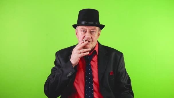 Eski Moda Takım Elbiseli Sigara Içen Şapkasıyla Selam Veren Olgun — Stok video
