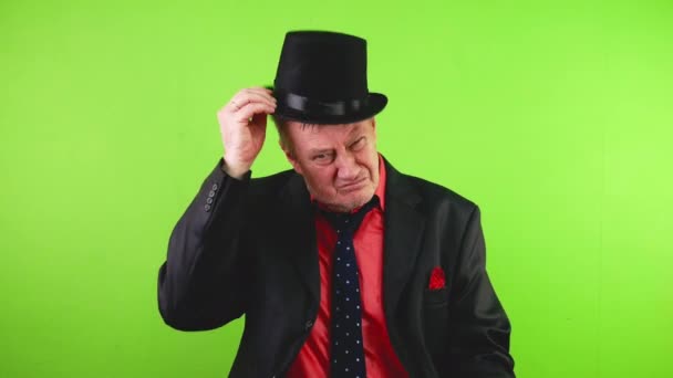 スーツのオールドファッションの成熟した男性は帽子をブラシをかけ ほこりを振り払い 頭の上に置きます 紳士は帽子をきれいにする クロマキー グリーンスクリーン — ストック動画