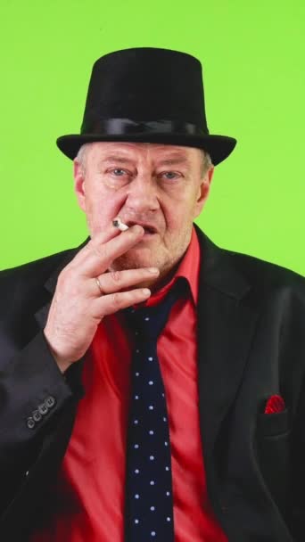 Eski Moda Takım Elbiseli Sigara Içen Şapkasıyla Selam Veren Olgun — Stok video