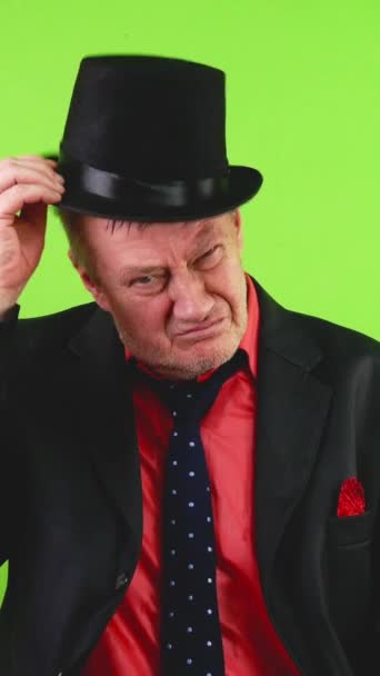 Eski Kafalı Takım Elbiseli Olgun Bir Adam Şapkasını Fırçalar Tozunu — Stok video