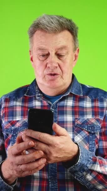 Ein Älterer Mann Telefoniert Mit Einer Webcam Und Nickt Zustimmend — Stockvideo