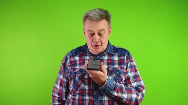 Пожилой Человек Держит Смартфон Записывает Голосовое Сообщение Громкую Связь Использование — стоковое видео