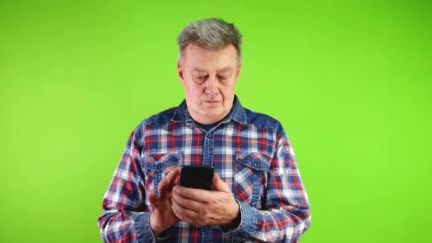Man Läser Meddelande Smartphone Repor Huvud Och Kan Inte Förstå — Stockvideo