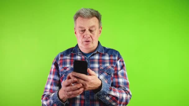 Uomo Anziano Che Parla Con Webcam Del Telefono Annuisce Capo — Video Stock