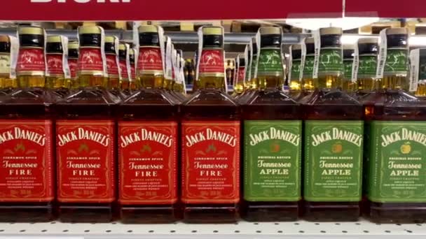 2023年8月21日 ウクライナのキエフ ジャック ダニエルズ テネシー アップルブランドの高級ウイスキーを販売 スーパーマーケットのアルコールの棚 選択的な焦点 クローズアップ — ストック動画