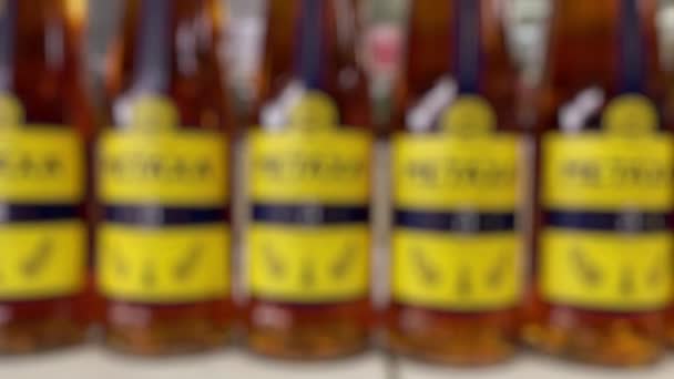 Luxe Dure Brandy Koop Supermarkt Alcohol Afdeling Plank Onscherpe Schot — Stockvideo