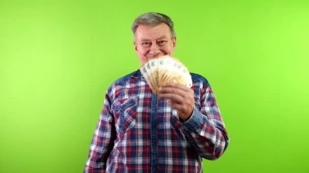 Старший Чоловік Тримає Шанувальника Готівки Євро Банкноти Робить Перемогу Або — стокове відео
