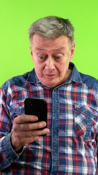 Egy Idősebb Férfi Használja Okostelefonját Eurobankjegy Rajongóját Tartja Kezében Lenyűgözött — Stock videók