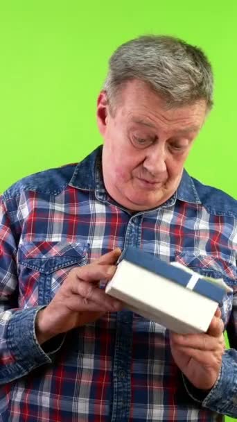 Hombre Mayor Examina Tratando Adivinar Que Caja Regalo Sacude Paquete — Vídeos de Stock
