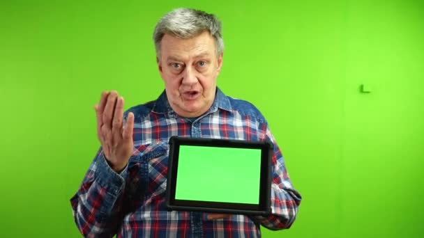 Senior Man Die Tablet Met Groen Scherm Gebruikt Zijn Product — Stockvideo