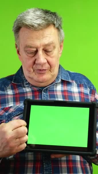 Starszy Mężczyzna Używający Tabletu Zielonym Ekranem Prezentacji Swojego Produktu Lub — Wideo stockowe