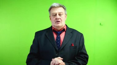 Kıdemli haber spikeri ya da spiker haberleri sunuyor. Yerel haber spikeri TV stüdyosunda konuşuyor. Yeşil ekran, krom anahtar.