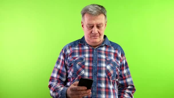 Egy Idősebb Férfi Használja Okostelefonját Eurobankjegy Rajongóját Tartja Kezében Lenyűgözött — Stock videók