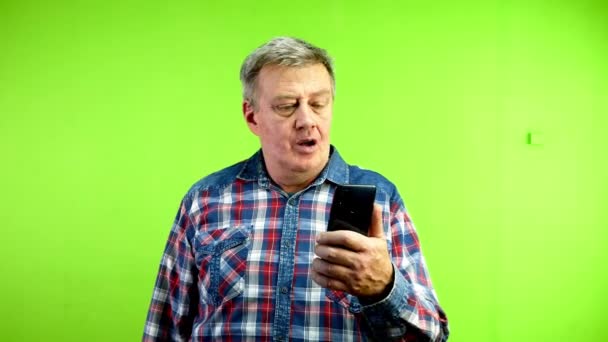 Nespokojený Muž Rozzlobeně Vykřikl Jako Projev Nesouhlasu Jeho Smartphonu Ukázat — Stock video