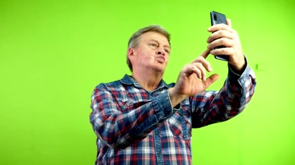 Divertente Uomo Caucasico Anziano Che Stupidi Selfie Usando Suo Smartphone — Video Stock
