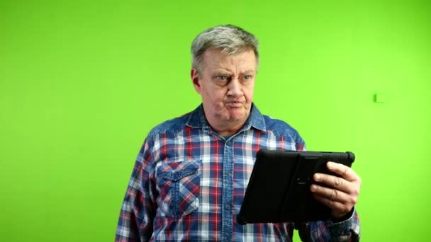 Starszy Biały Mężczyzna Patrzy Tablet Wskazuje Kogoś Palcem Wybór Uczestników — Wideo stockowe