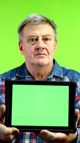 Homme Caucasien Senior Montrant Tablette Avec Écran Vert Horizontal Souriant — Video