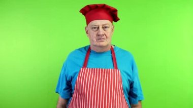 Restoranın sahibi ya da aşçısı kollarını kavuşturup kameraya gülümsedi. Başarılı şef gülümsüyor ve yaptığı işten memnun. Yeşil ekran, krom anahtar.
