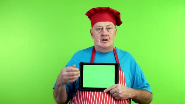 앞치마에서 블로거 비디오 레슨은 흥미로운 조리법을 알려줍니다 성숙한 요리사는 요리에 — 비디오