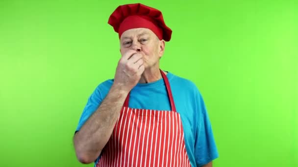 Cozinheiro Sênior Avental Faz Gesto Delicioso Perfeito Mostra Polegares Para — Vídeo de Stock