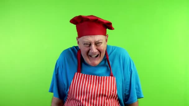 Starszy Kucharz Fartuchu Histerycznie Śmiejący Się Dowcipu Dojrzały Kucharz Przypomniał — Wideo stockowe