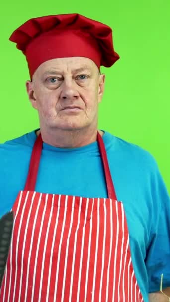 Bucătar Senior Șorț Care Arată Cuțit Pepene Verde Proaspăt Aprobă — Videoclip de stoc