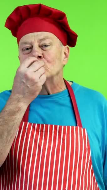 Senior Koch Schürze Macht Köstliche Perfekte Geste Und Zeigt Daumen — Stockvideo