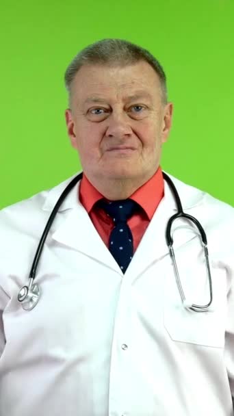 Старший Лікар Готовий Охорони Здоров Схрестив Руки Посміхнувся Камеру Експерт — стокове відео