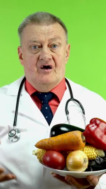 Senior Doctor Dietitian Nutritionist Talk Benefits Raw Vegetables Expert Healthcare — Stock Video